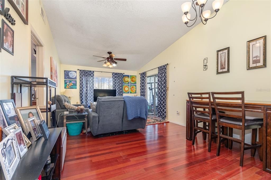 For Sale: $275,000 (2 beds, 2 baths, 1020 Square Feet)