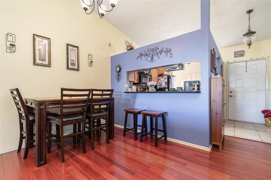 For Sale: $275,000 (2 beds, 2 baths, 1020 Square Feet)