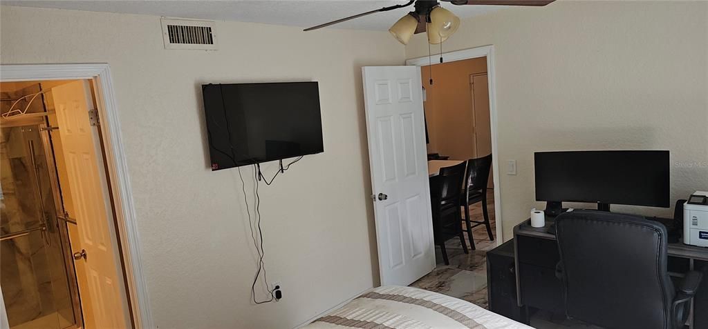 For Sale: $135,000 (1 beds, 1 baths, 480 Square Feet)