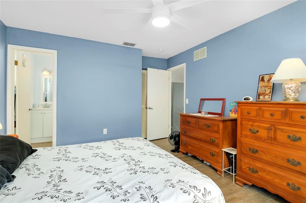 For Sale: $239,900 (2 beds, 2 baths, 1311 Square Feet)