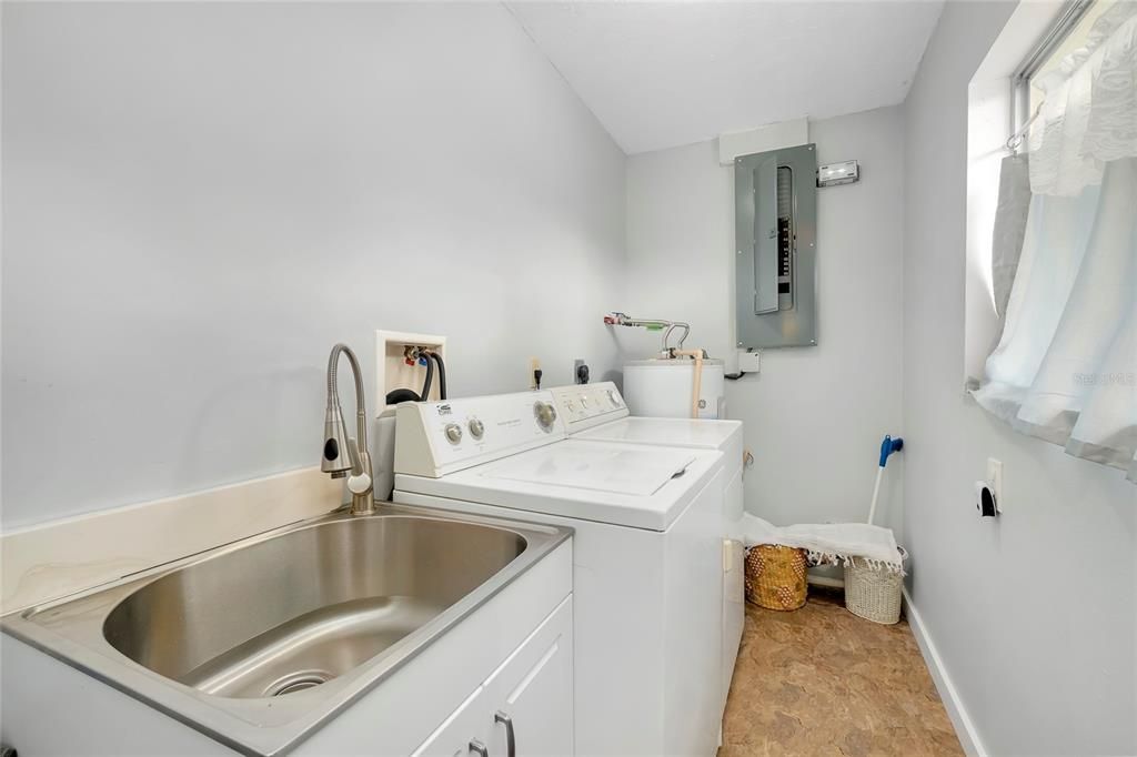 For Sale: $239,900 (2 beds, 2 baths, 1311 Square Feet)