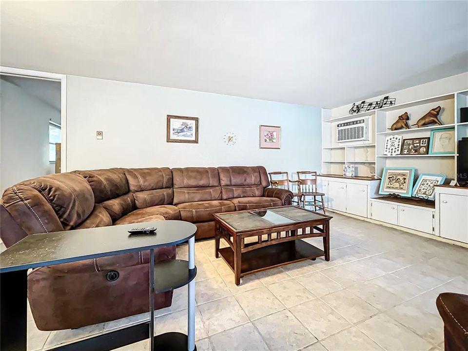 For Sale: $425,000 (2 beds, 2 baths, 1702 Square Feet)