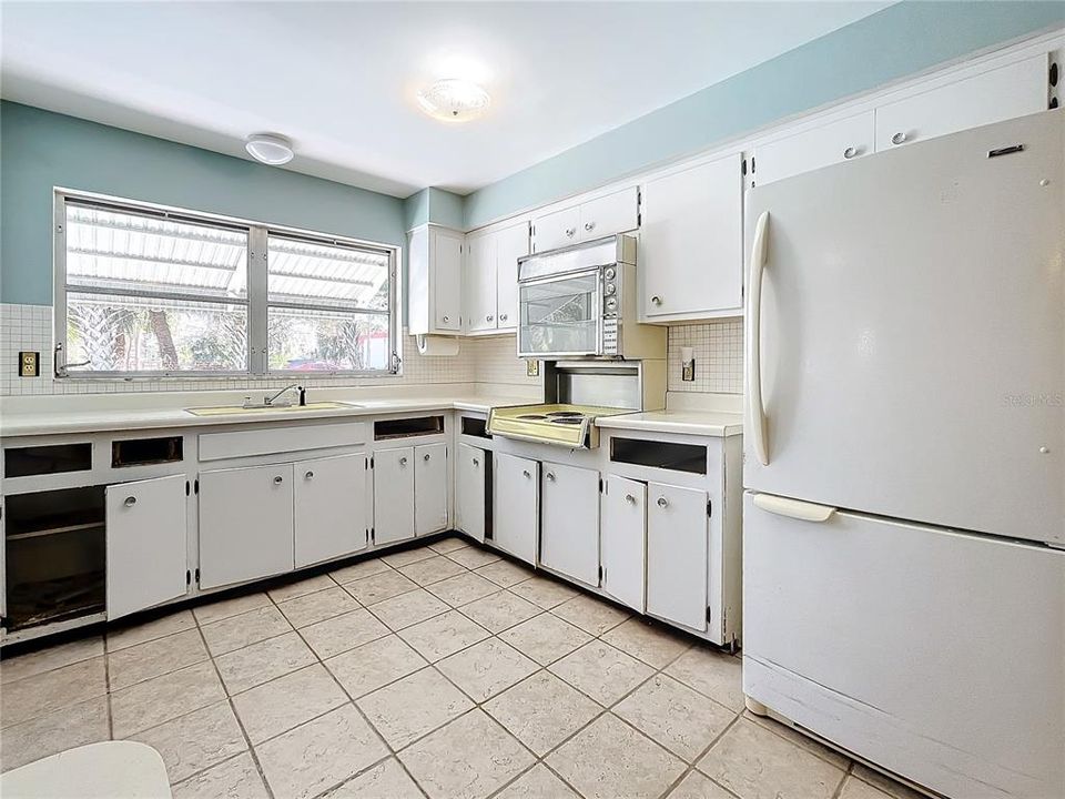 For Sale: $425,000 (2 beds, 2 baths, 1702 Square Feet)