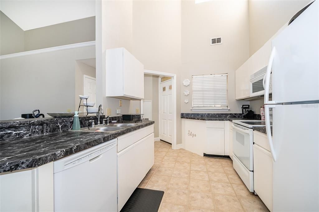 For Sale: $264,900 (1 beds, 1 baths, 832 Square Feet)