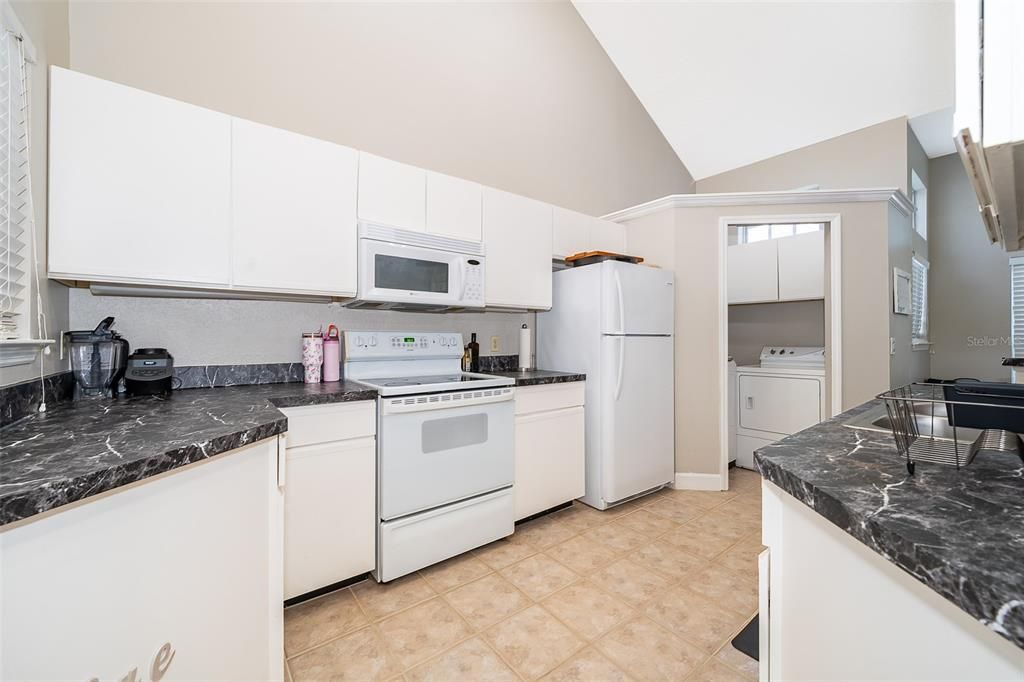 For Sale: $264,900 (1 beds, 1 baths, 832 Square Feet)