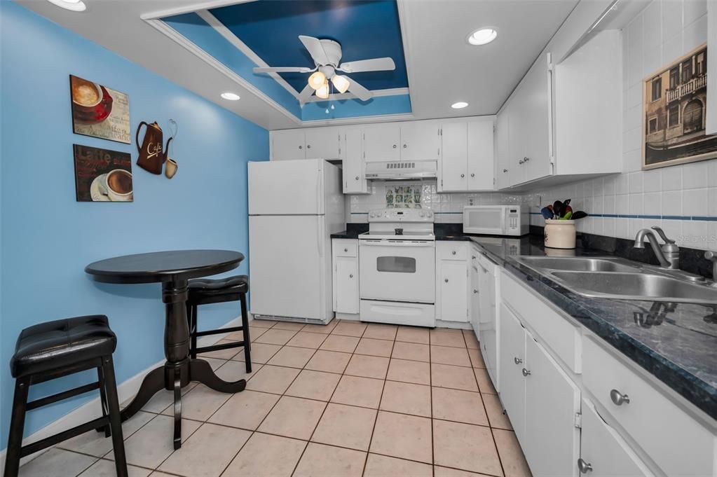 For Sale: $250,000 (2 beds, 2 baths, 1100 Square Feet)