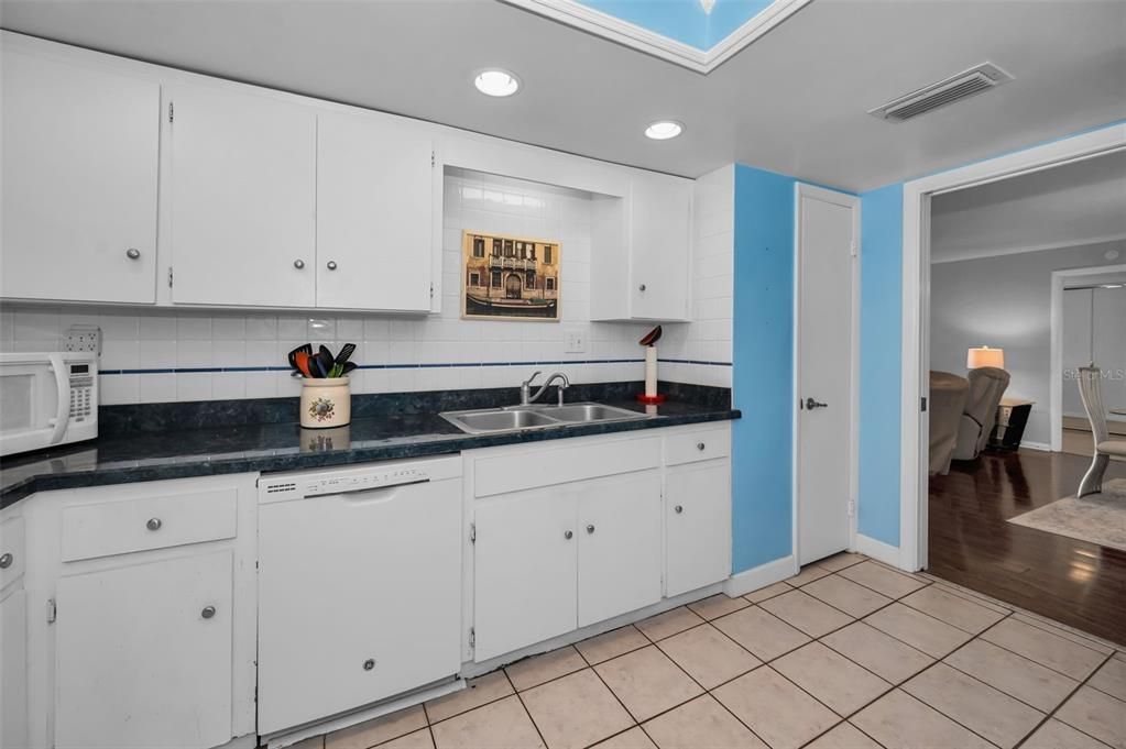 For Sale: $250,000 (2 beds, 2 baths, 1100 Square Feet)