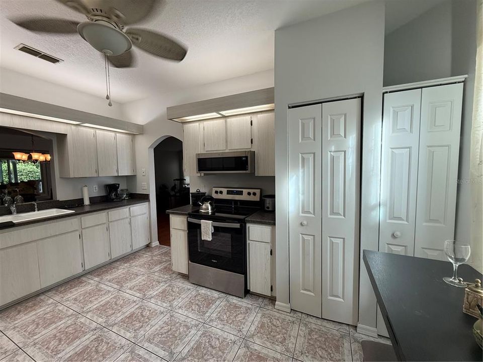 For Sale: $254,999 (2 beds, 2 baths, 1399 Square Feet)