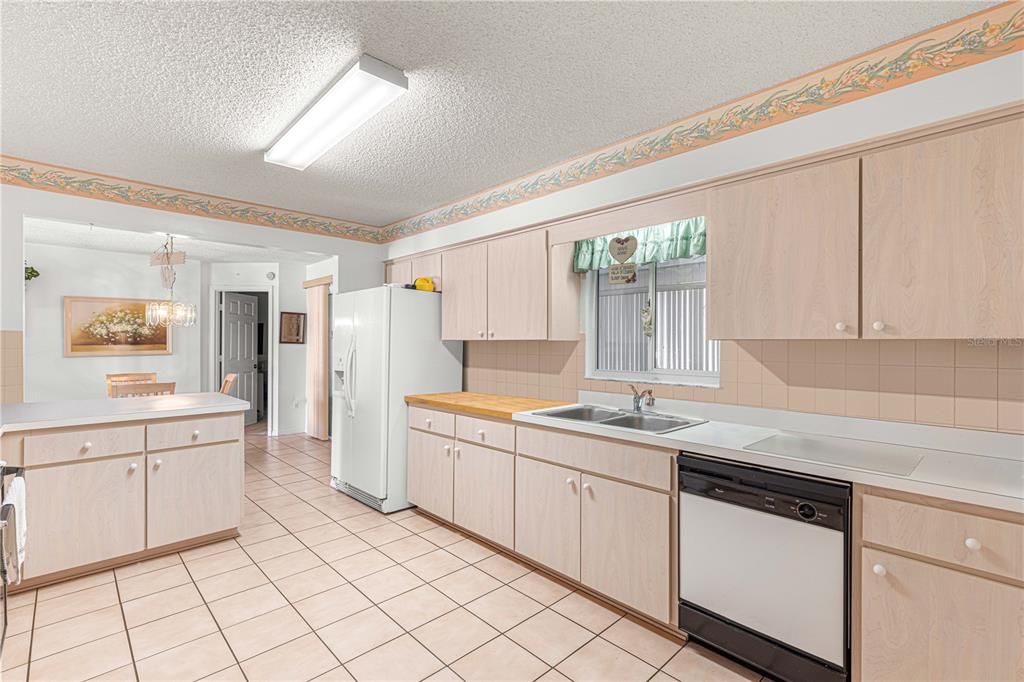 For Sale: $289,900 (2 beds, 2 baths, 1390 Square Feet)