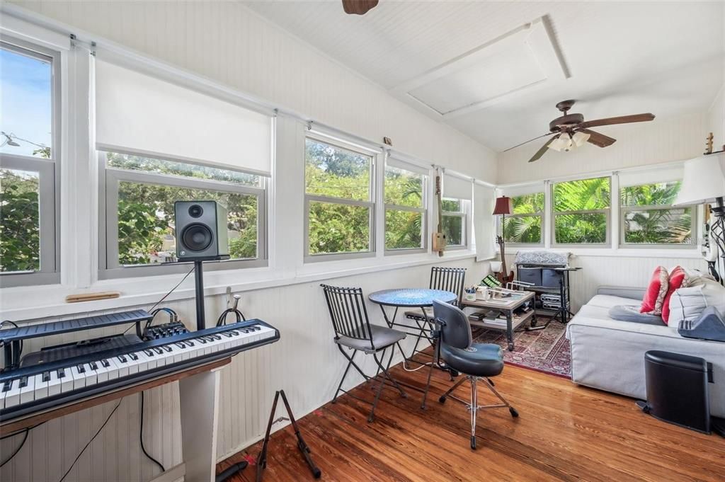 Под контрактом: $1,525,000 (4 спален, 0 ванн, 2906 Квадратных фут)