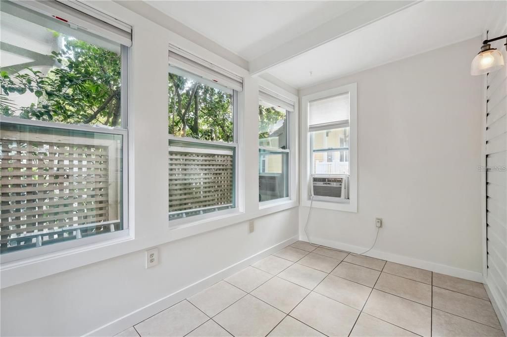 Под контрактом: $1,525,000 (4 спален, 0 ванн, 2906 Квадратных фут)