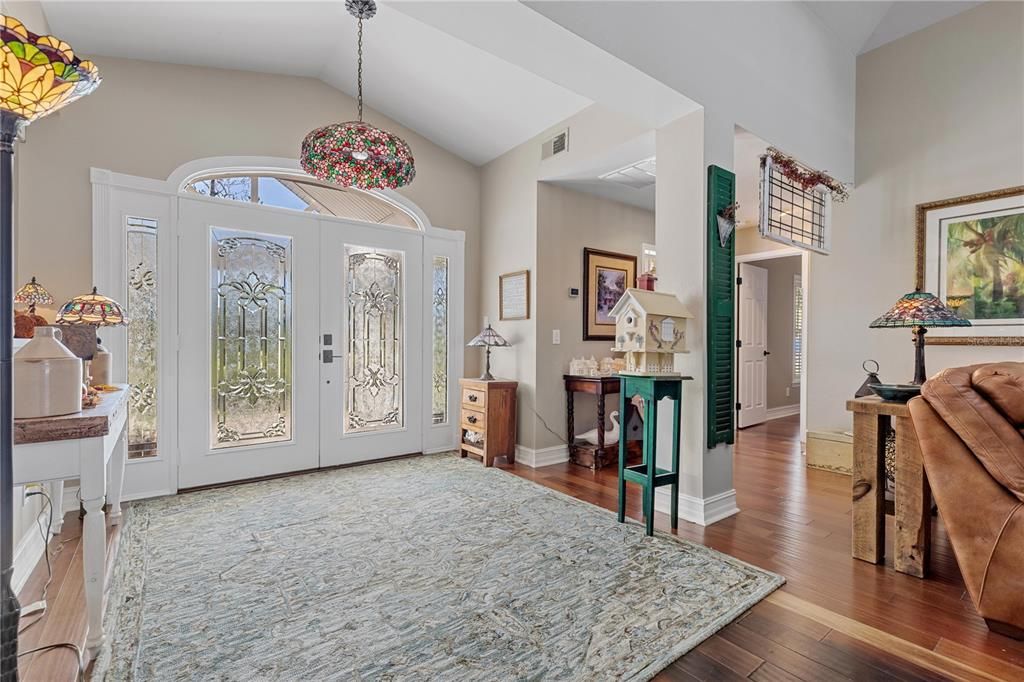 Beautiful front foyer to welcome your friends and family!