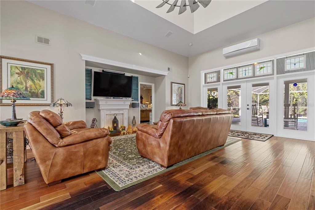 Living room with lots of space for entertaining