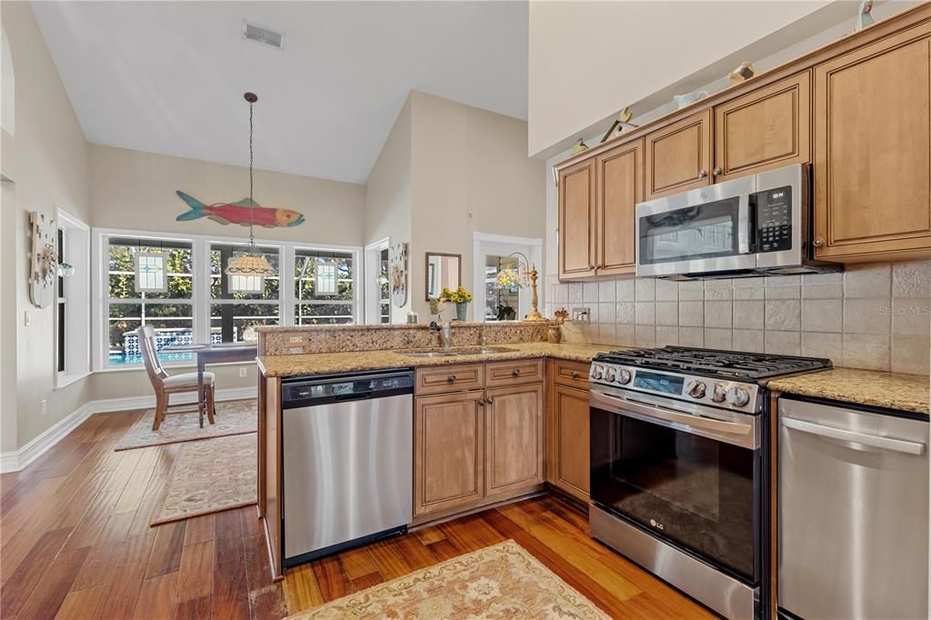 Yes...that is a gas stove and beautiful newer appliances