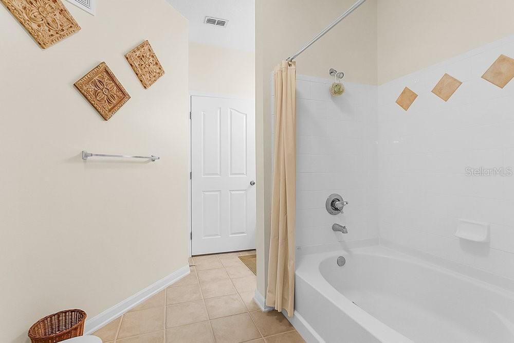 合同活跃: $250,000 (2 贝兹, 2 浴室, 1107 平方英尺)