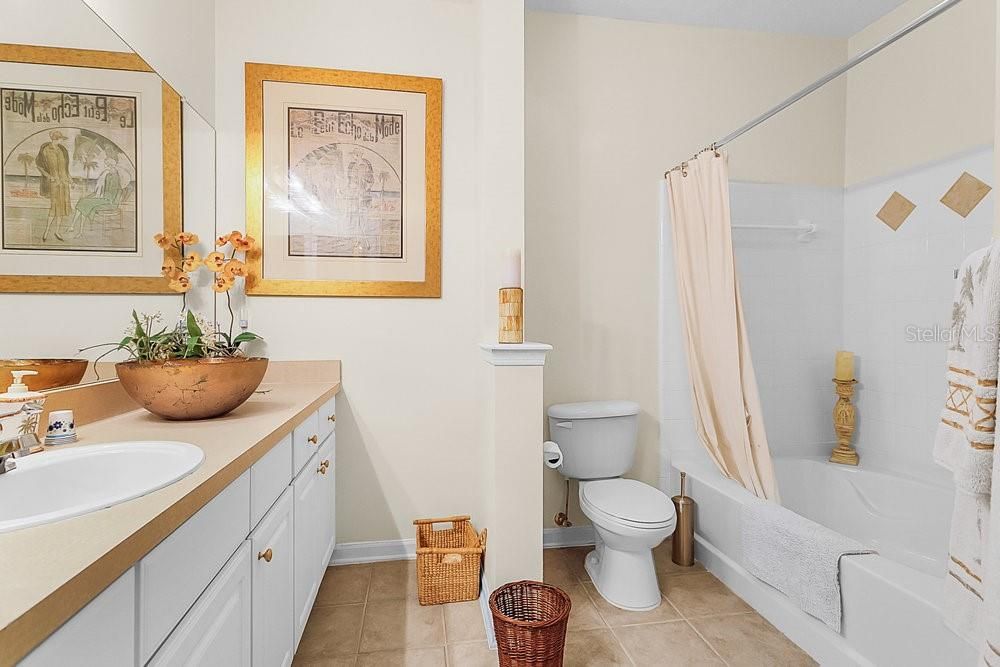 合同活跃: $250,000 (2 贝兹, 2 浴室, 1107 平方英尺)