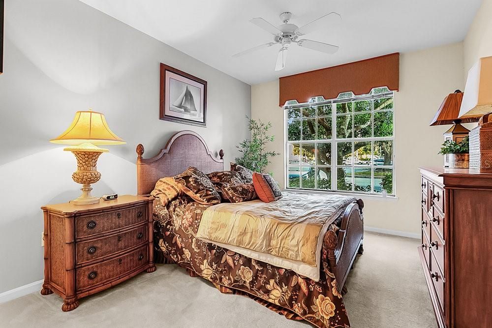 合同活跃: $250,000 (2 贝兹, 2 浴室, 1107 平方英尺)