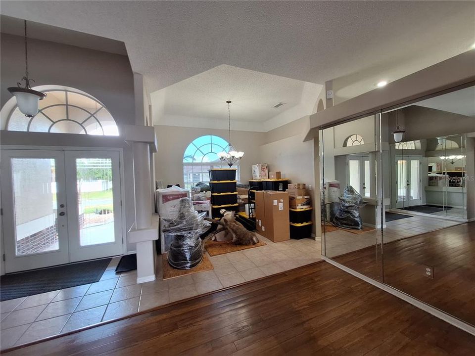 Formal Dining Room-Beautiful Tray Ceiling! (Packing)