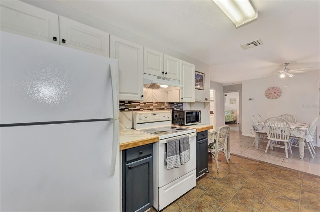 For Sale: $263,000 (2 beds, 2 baths, 912 Square Feet)