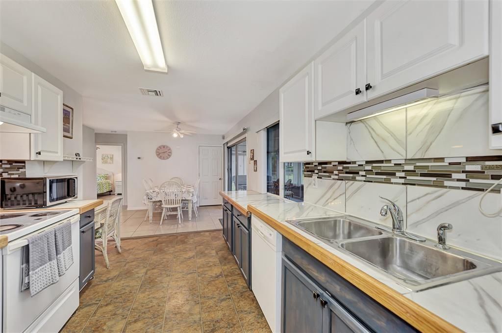 For Sale: $263,000 (2 beds, 2 baths, 912 Square Feet)