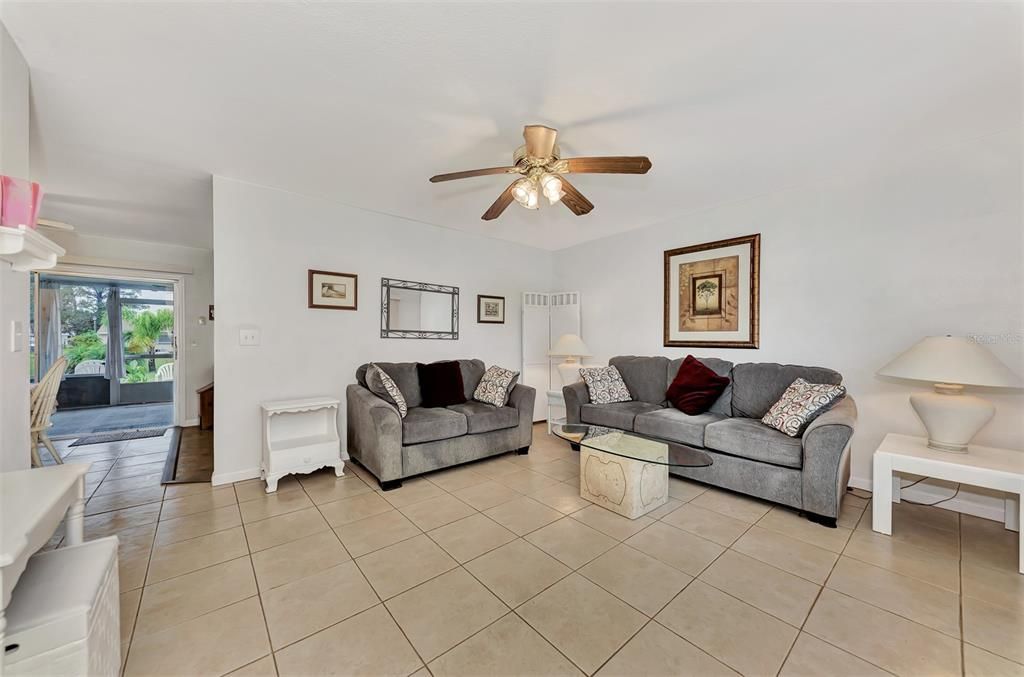 For Sale: $263,000 (2 beds, 2 baths, 912 Square Feet)