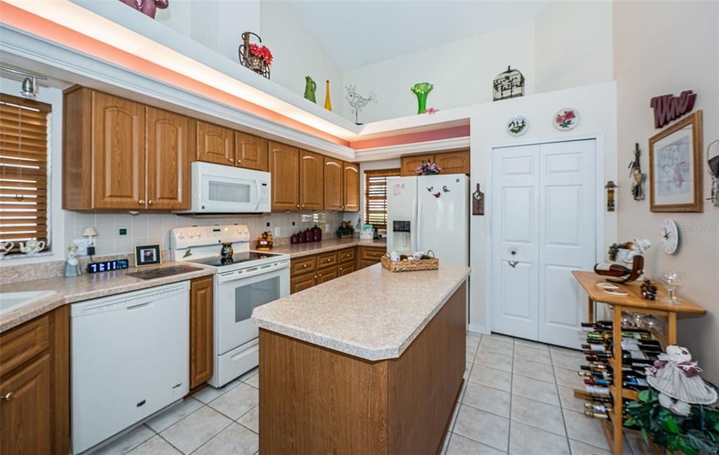 For Sale: $359,900 (2 beds, 2 baths, 1642 Square Feet)