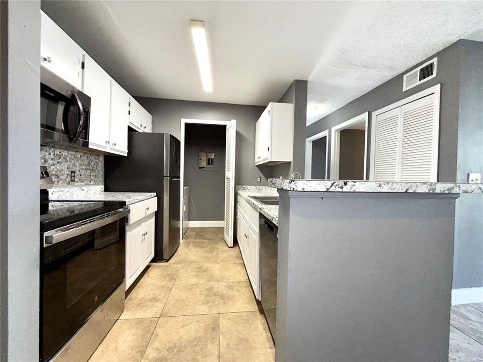 For Sale: $195,000 (2 beds, 2 baths, 943 Square Feet)