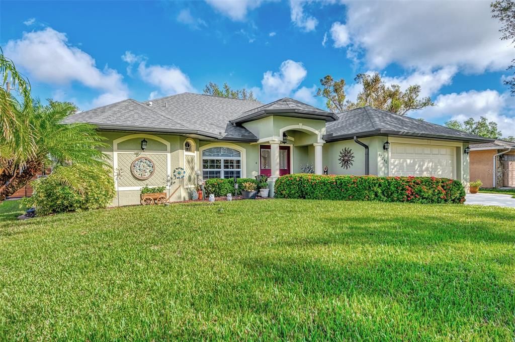 Front view of this immaculately cared for yard!