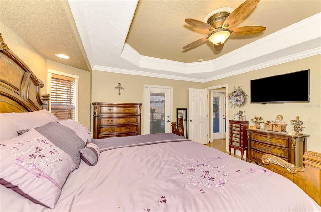 Huge master sweet with access to the pool!