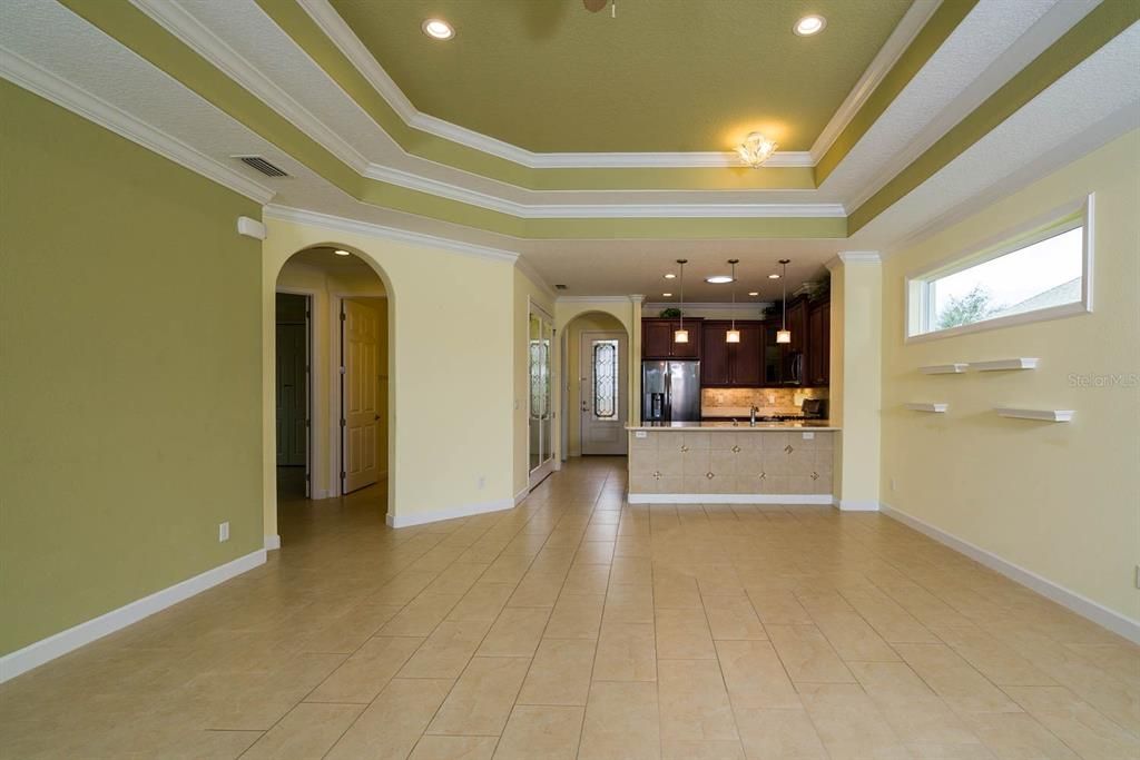 STUNNING TRAY CEILINGS IN FMLY RM