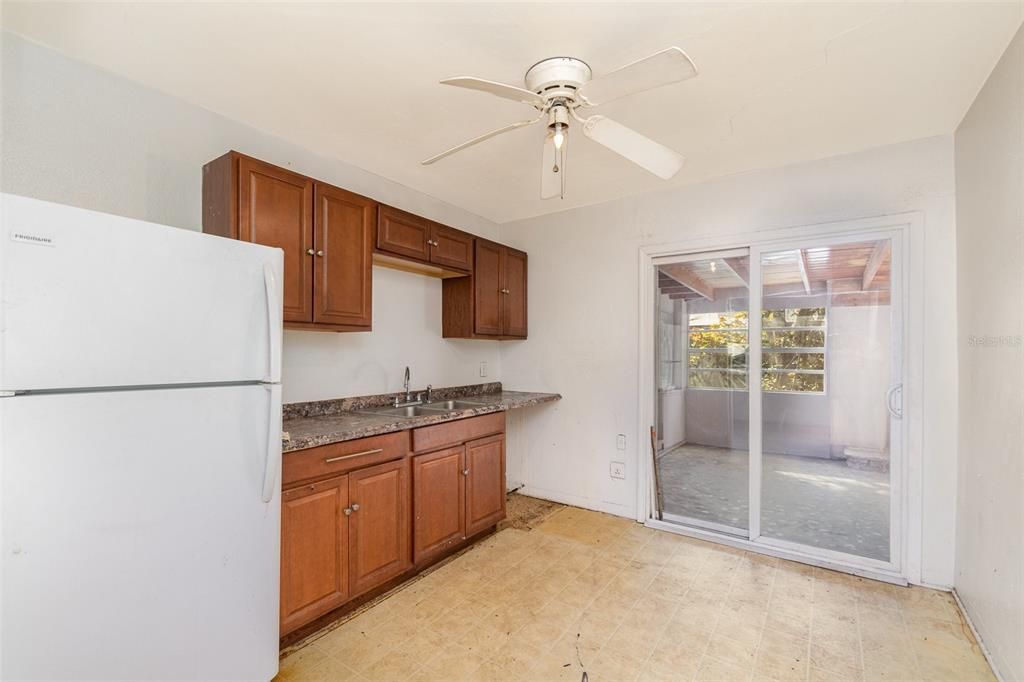 For Sale: $240,000 (2 beds, 1 baths, 1016 Square Feet)