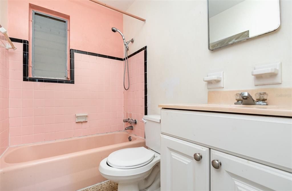 For Sale: $240,000 (2 beds, 1 baths, 1016 Square Feet)