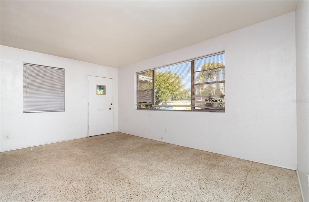 For Sale: $240,000 (2 beds, 1 baths, 1016 Square Feet)