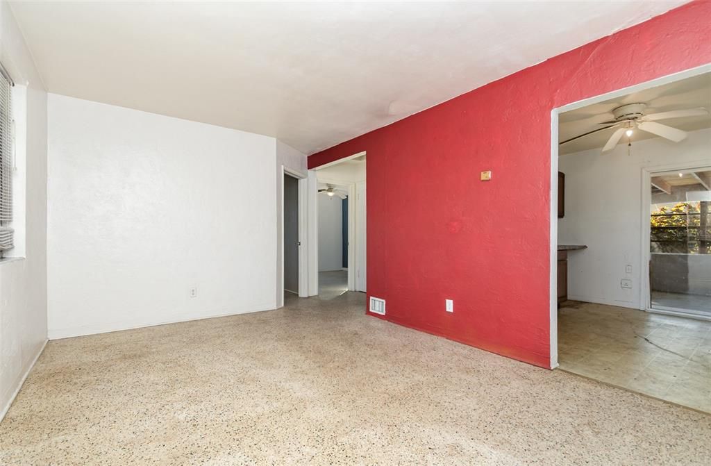 For Sale: $240,000 (2 beds, 1 baths, 1016 Square Feet)