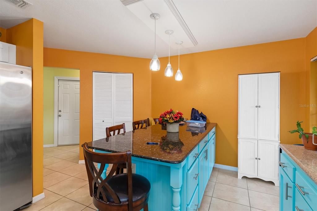 For Sale: $359,500 (2 beds, 2 baths, 1337 Square Feet)