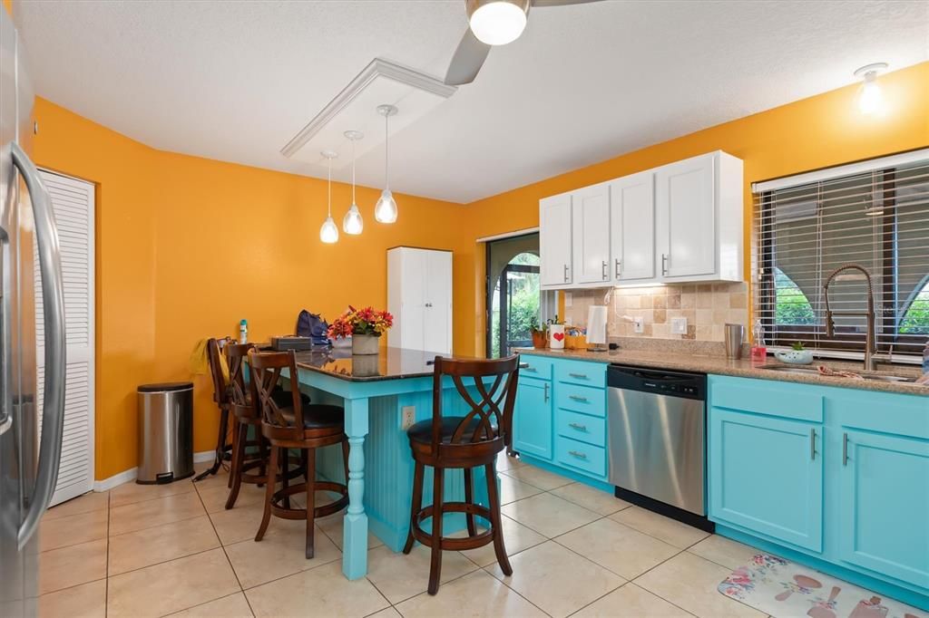 For Sale: $359,500 (2 beds, 2 baths, 1337 Square Feet)