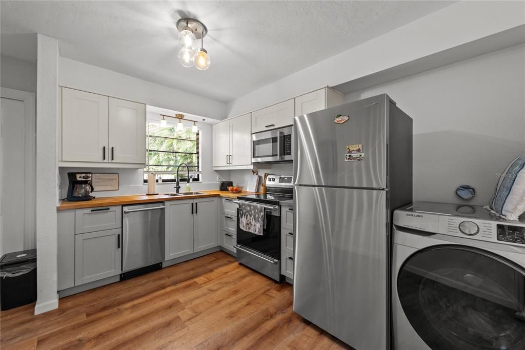 For Sale: $189,000 (2 beds, 1 baths, 868 Square Feet)