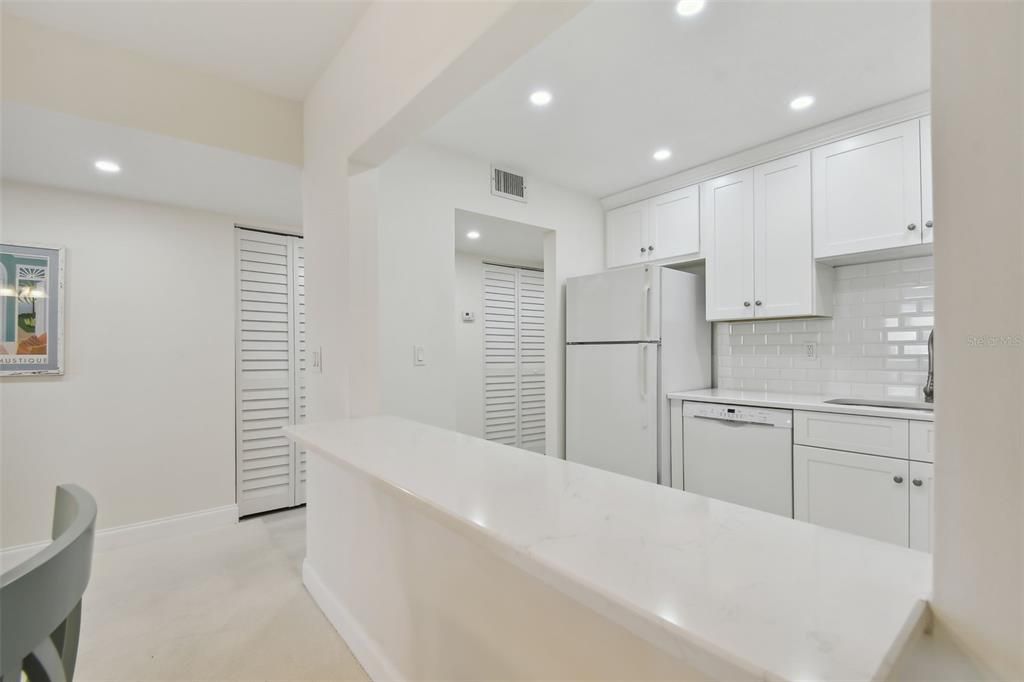 For Sale: $319,000 (1 beds, 1 baths, 940 Square Feet)