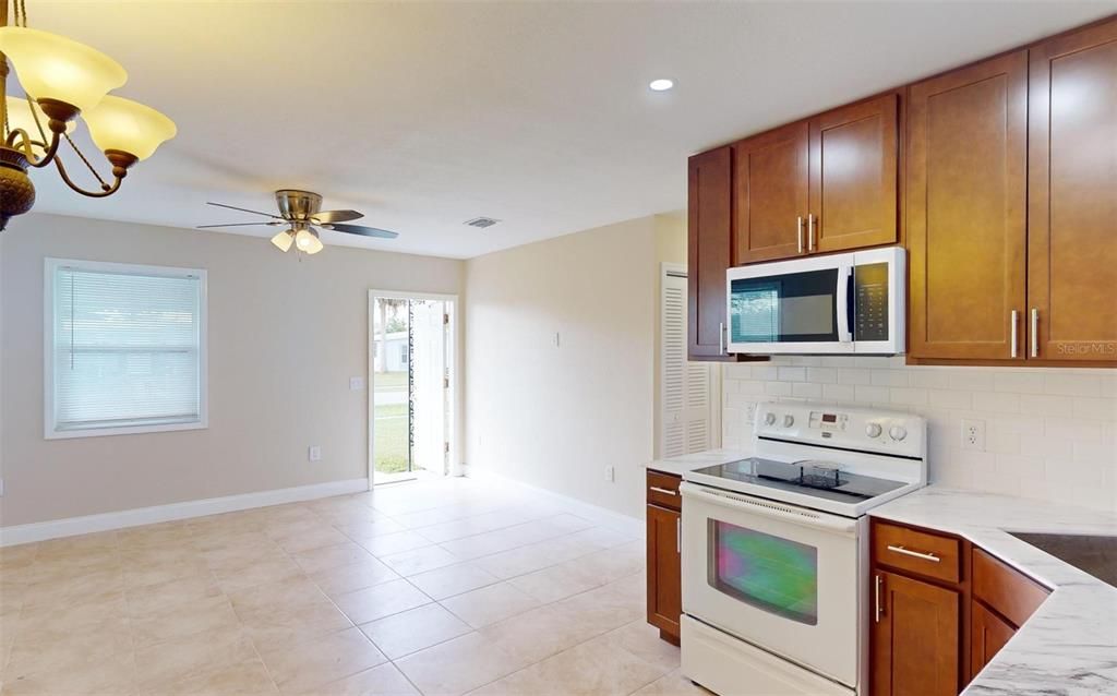 For Sale: $224,900 (2 beds, 1 baths, 922 Square Feet)