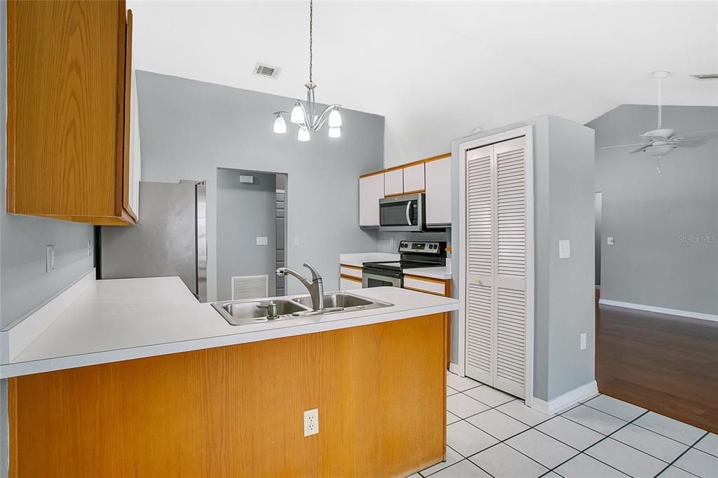 For Sale: $314,900 (3 beds, 2 baths, 1464 Square Feet)