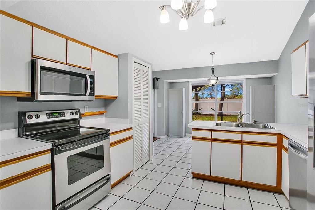 For Sale: $314,900 (3 beds, 2 baths, 1464 Square Feet)