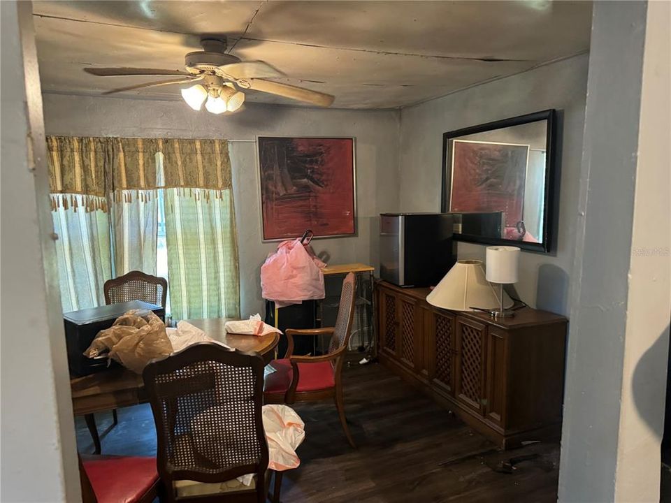 For Sale: $99,900 (3 beds, 1 baths, 978 Square Feet)