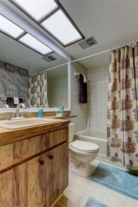 Guest Bathroom (8.1' x 4.10')!