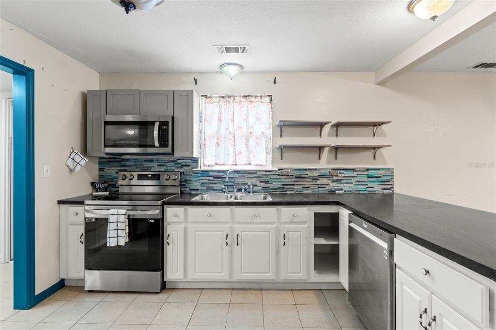 For Sale: $134,000 (2 beds, 1 baths, 768 Square Feet)