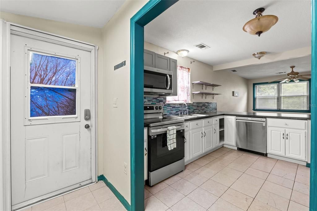 For Sale: $134,000 (2 beds, 1 baths, 768 Square Feet)