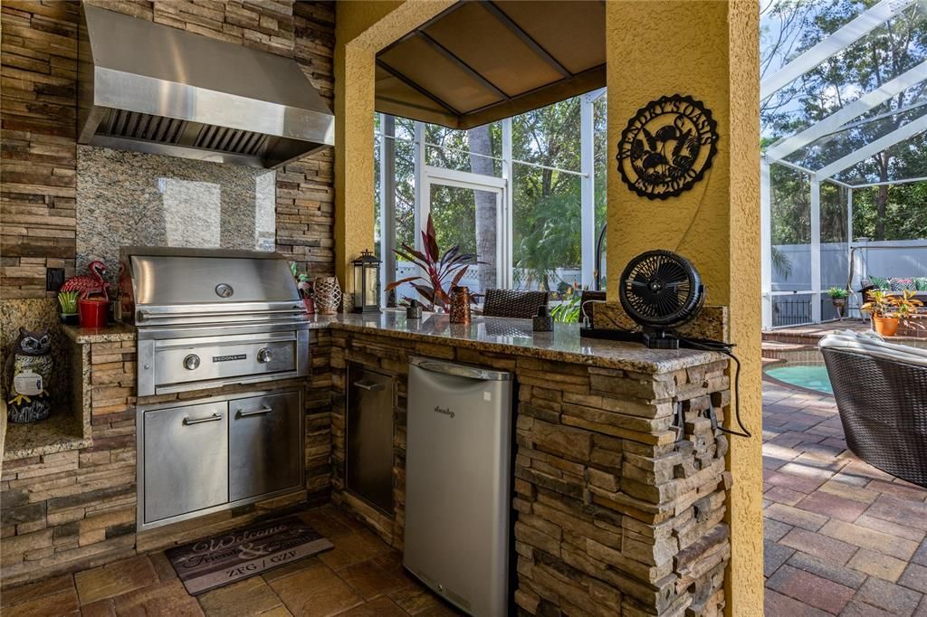 Outdoor Kitchen - ready for those cookouts!