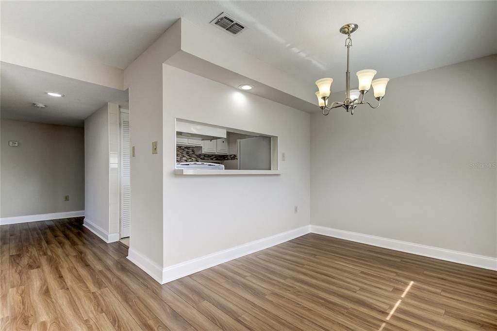 For Sale: $249,000 (2 beds, 2 baths, 1038 Square Feet)