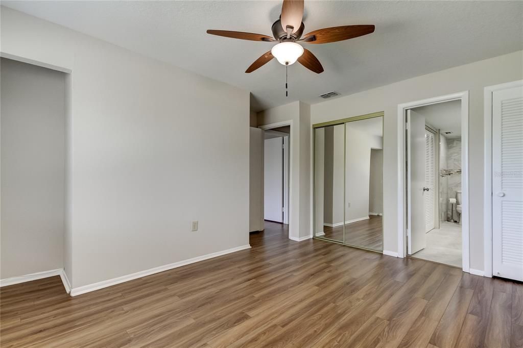 For Sale: $249,000 (2 beds, 2 baths, 1038 Square Feet)