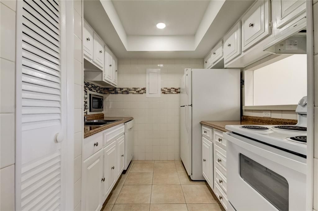 For Sale: $249,000 (2 beds, 2 baths, 1038 Square Feet)