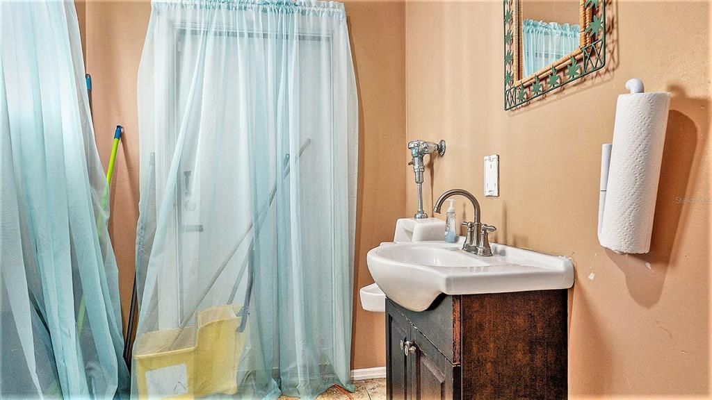 En Venta: $1,150,000 (0 camas, 0 baños, 1963 Pies cuadrados)